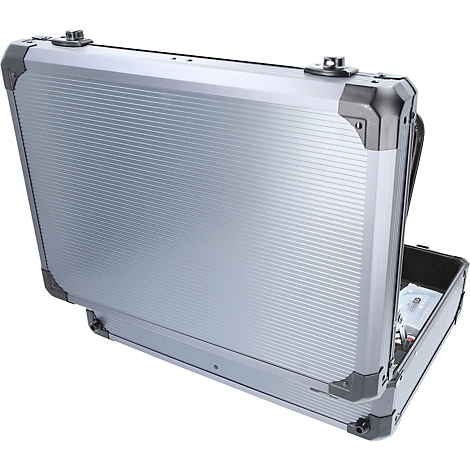 Offener, silberfarbener Aktenkoffer mit geriffelter Oberfläche. Dunkle Ecken und Verschlüsse.